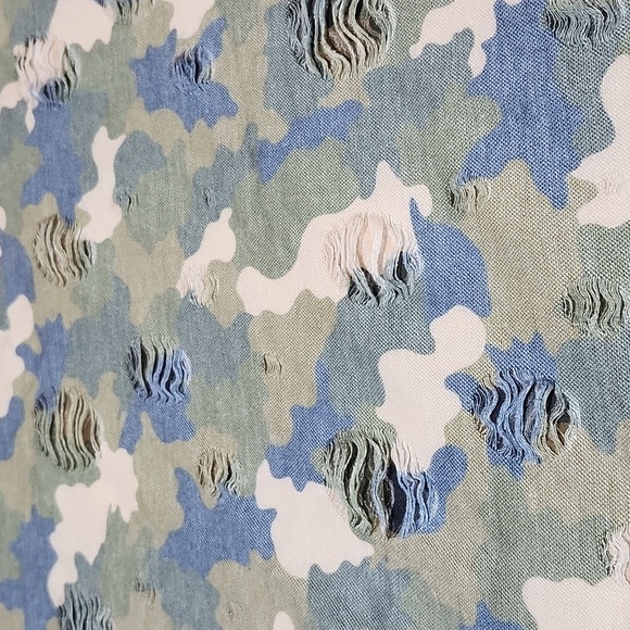 EASEL BOUTIQUE CAMO FACTORY DISTRESSED LONG-SLEEVED TOP - Picture 12 of 14